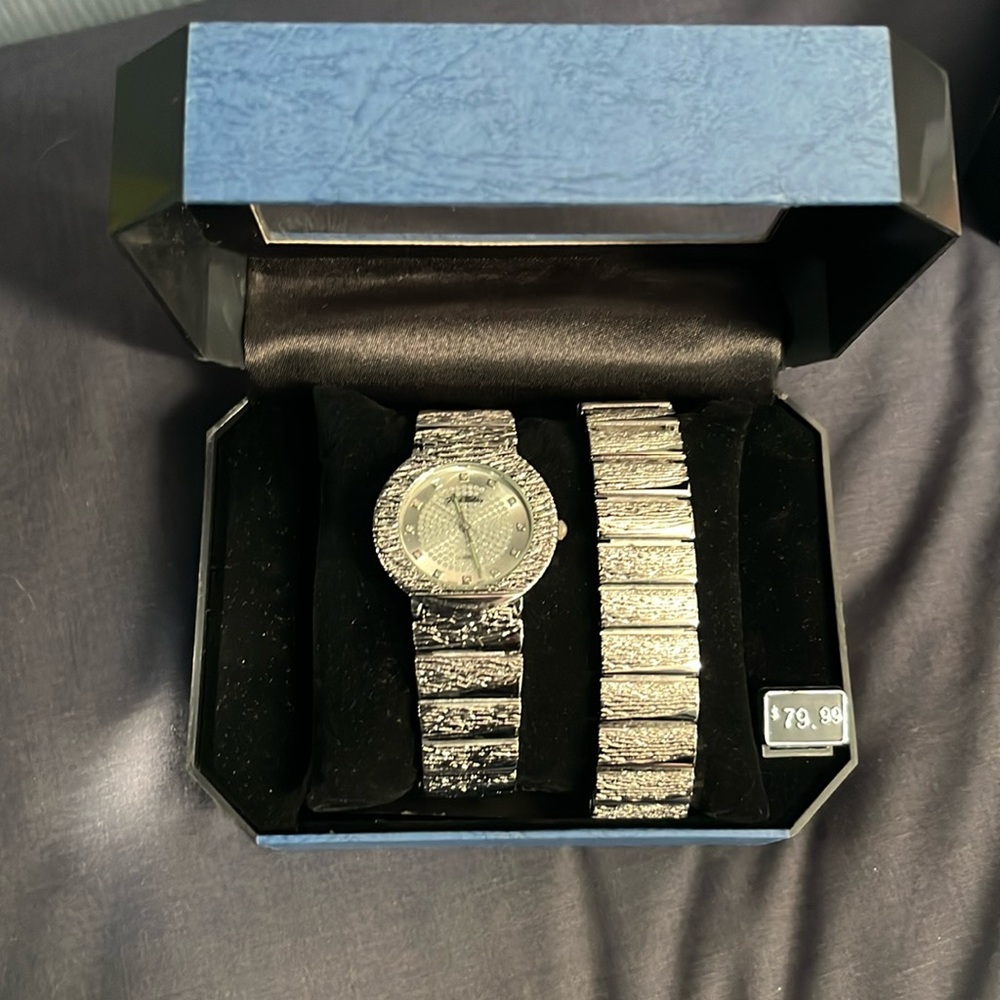 Women’s watch n bracelet 2 pc set